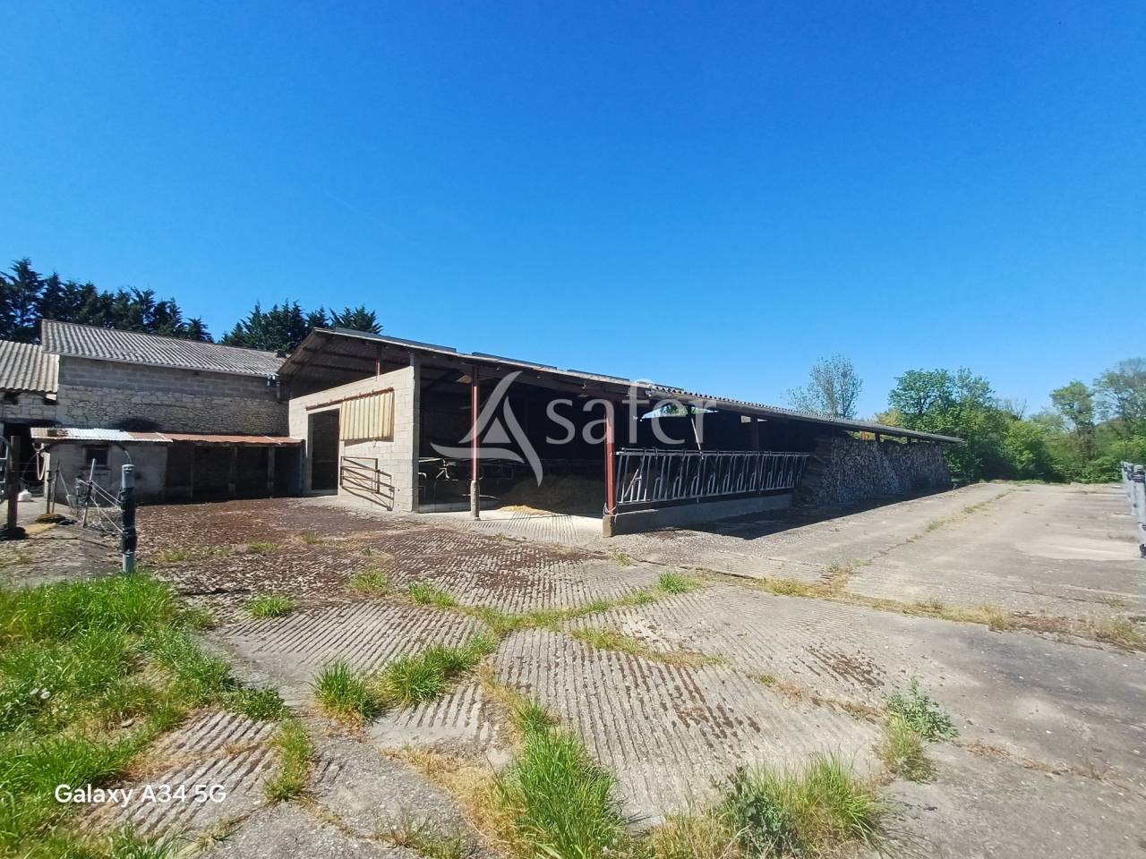 B&acirc;timent d'exploitation sur environ 4ha