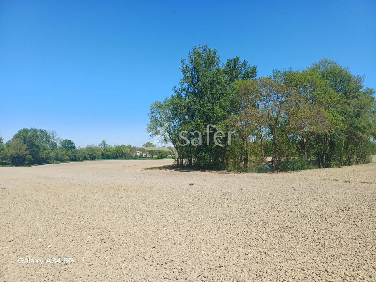 B&acirc;timent d'exploitation sur environ 4ha