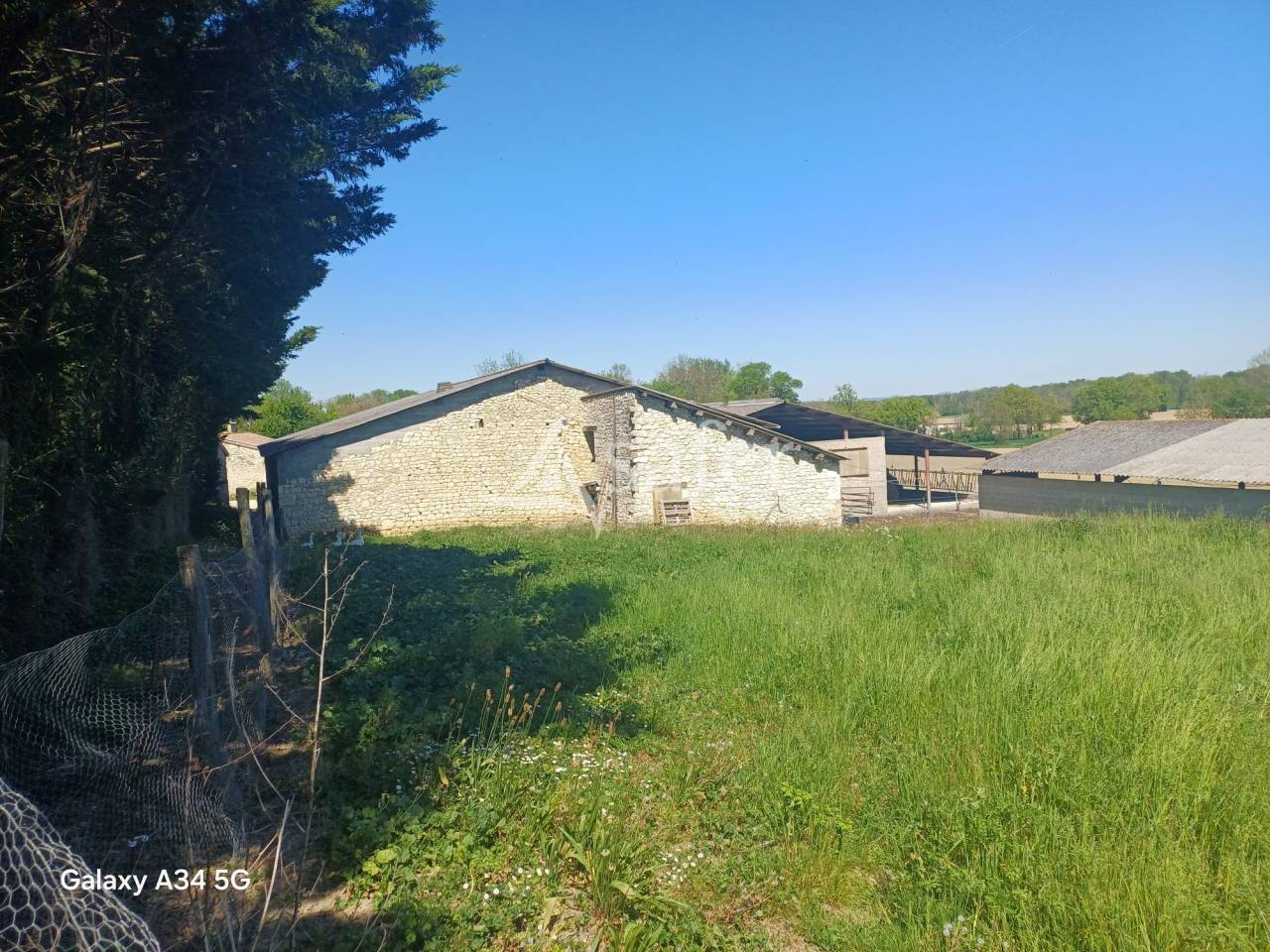 B&acirc;timent d'exploitation sur environ 4ha