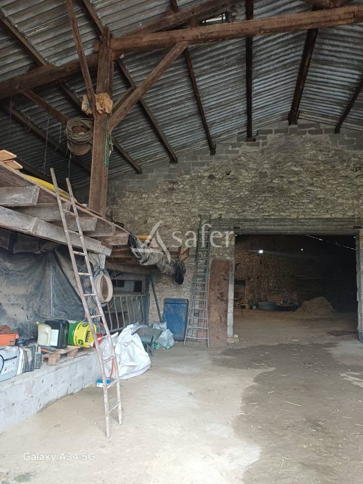 B&acirc;timent d'exploitation sur environ 4ha