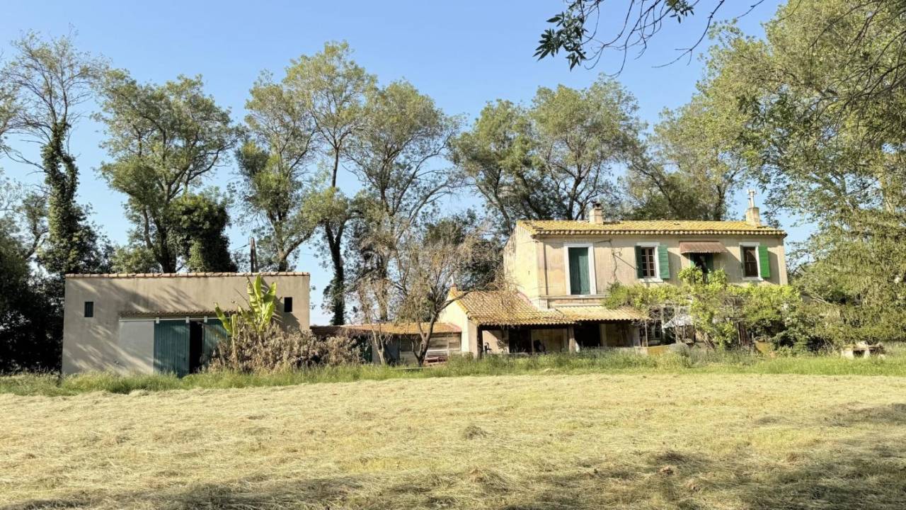Propri&eacute;t&eacute; agricole de caract&egrave;re aux portes de Fontvieille -