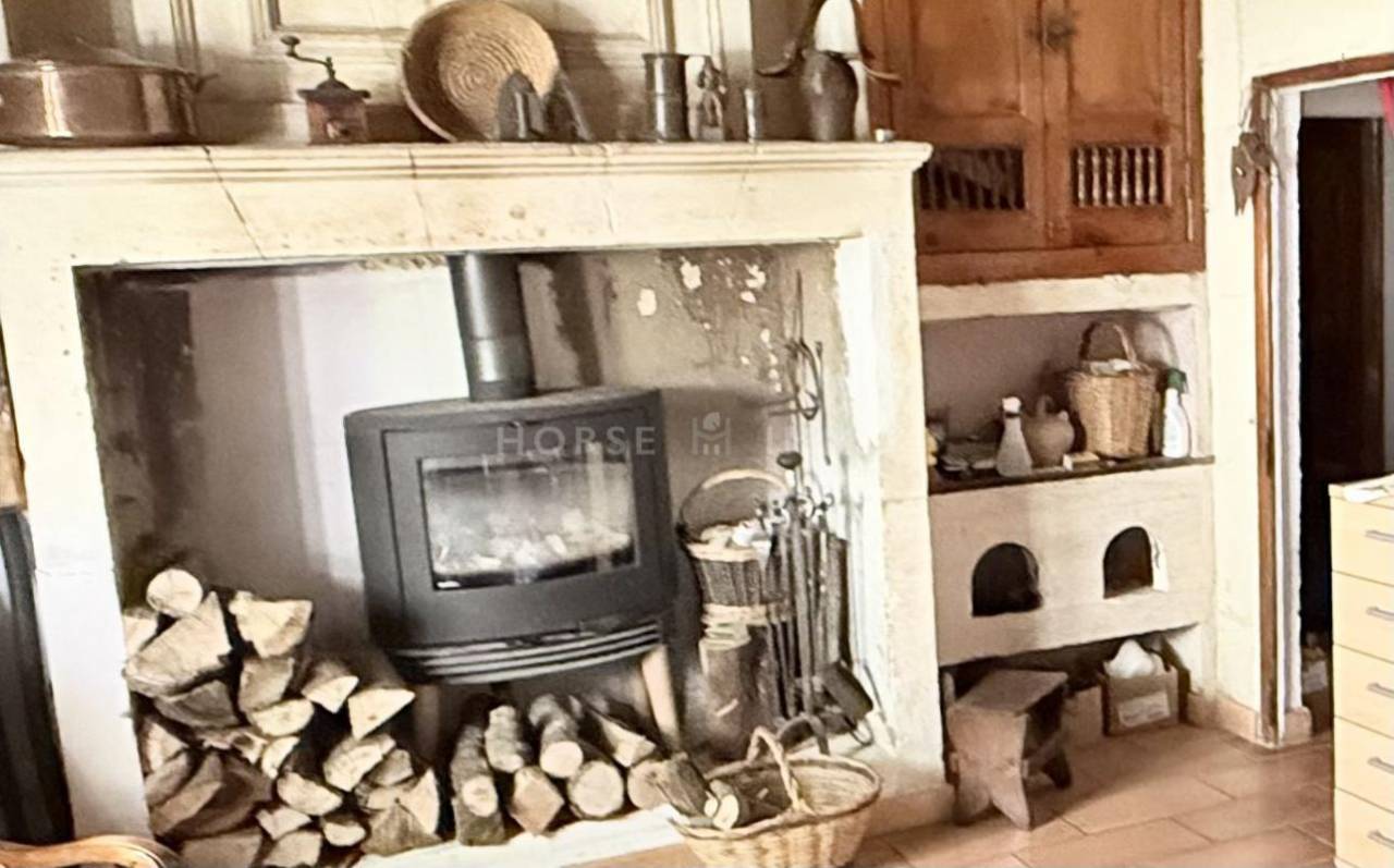 Propri&eacute;t&eacute; agricole de caract&egrave;re aux portes de Fontvieille -