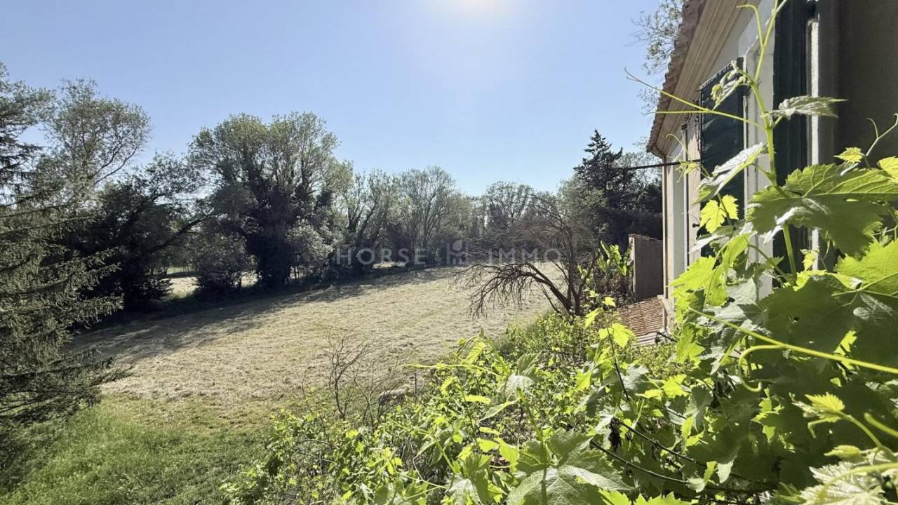 Propri&eacute;t&eacute; agricole de caract&egrave;re aux portes de Fontvieille -
