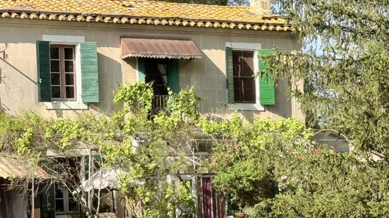Propri&eacute;t&eacute; agricole de caract&egrave;re aux portes de Fontvieille -