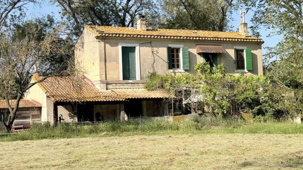 Propri&eacute;t&eacute; agricole de caract&egrave;re aux portes de Fontvieille -