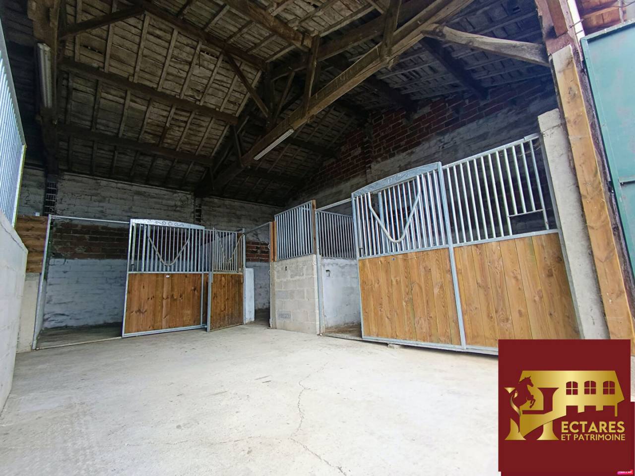 Propri&eacute;t&eacute; &eacute;questre - 27 hectares -  Maison plein pied 150m2  -  Ecurie de 6 boxe