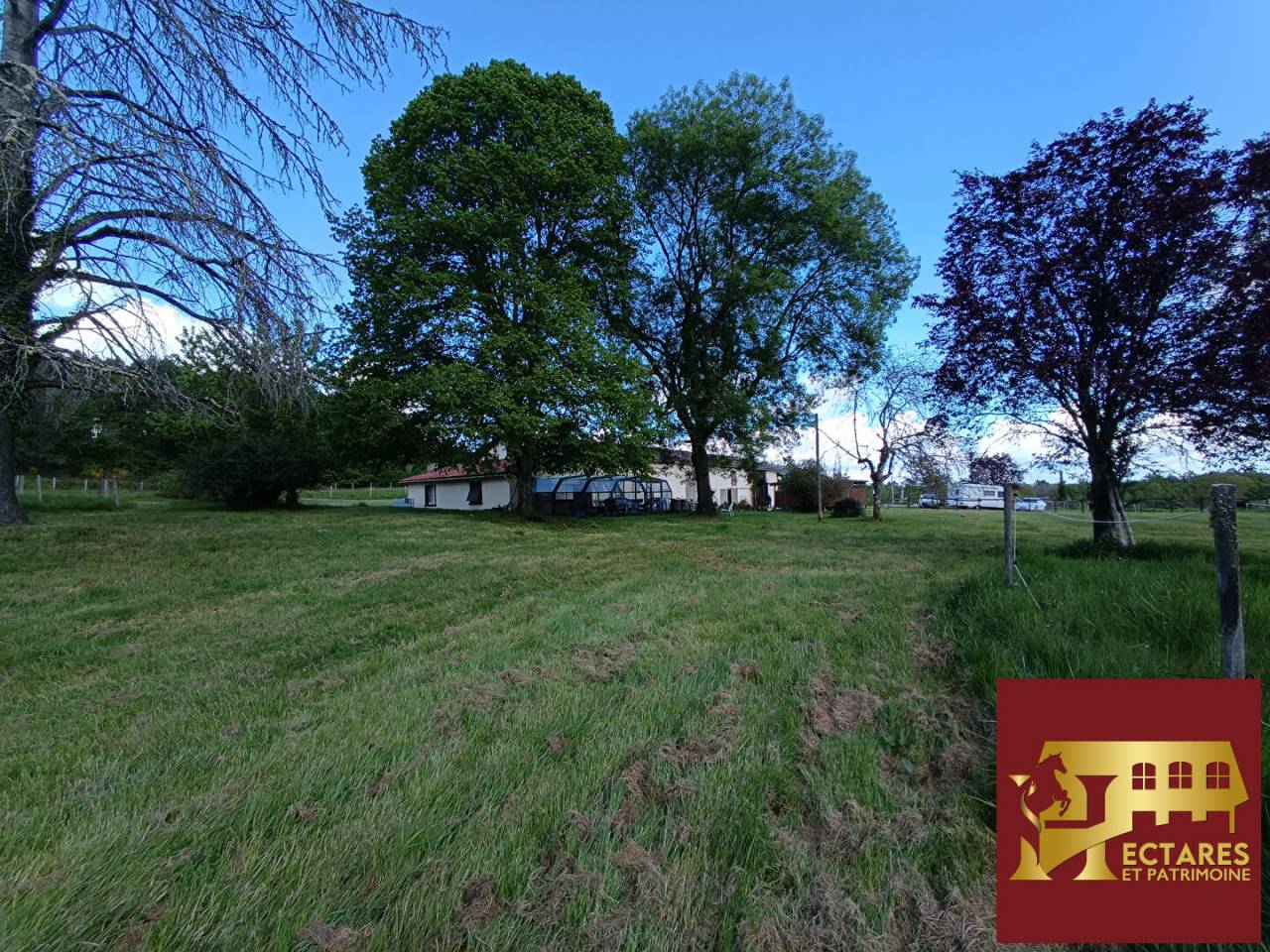 Propri&eacute;t&eacute; &eacute;questre - 27 hectares -  Maison plein pied 150m2  -  Ecurie de 6 boxe