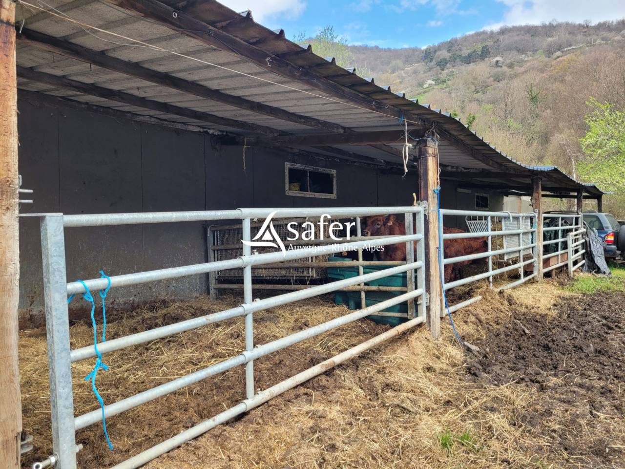 B&acirc;timent tr&egrave;s facilement accessible avec terrains agricoles