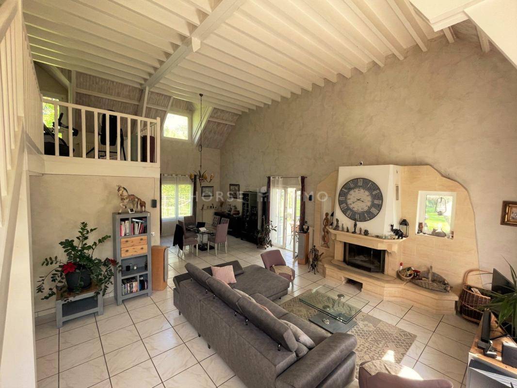 Belle Propri&eacute;t&eacute; Familiale avec Installations Equestres
