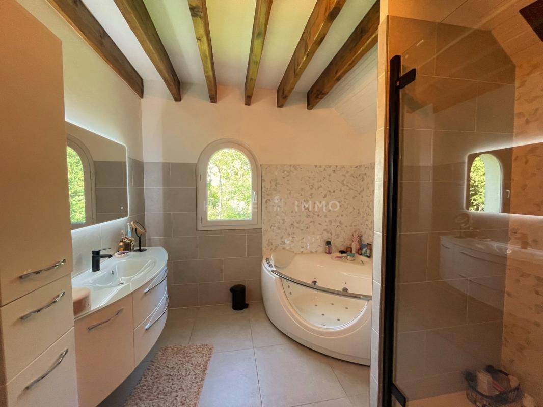 Belle Propri&eacute;t&eacute; Familiale avec Installations Equestres