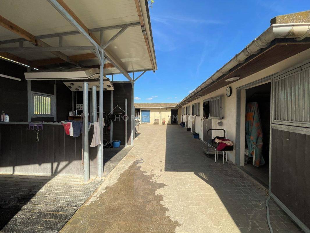 Belle Propri&eacute;t&eacute; Familiale avec Installations Equestres