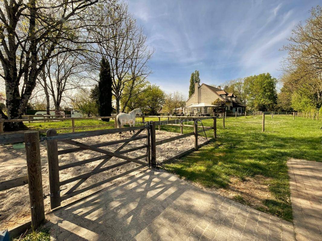 Belle Propri&eacute;t&eacute; Familiale avec Installations Equestres