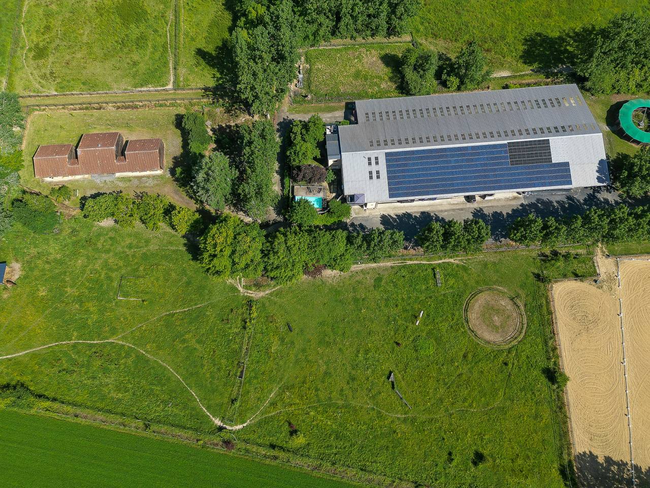 complexe &eacute;questre de 6ha5 avec multiple infrastructures