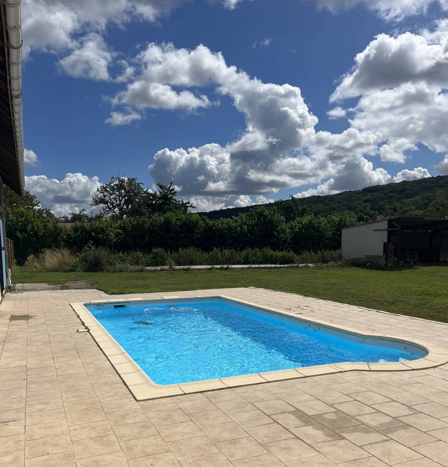 PROPRI&Eacute;T&Eacute; &Eacute;QUESTRE:MAISON+G&Icirc;TE 18 000&euro;/AN+1,7HA+PISCINE
