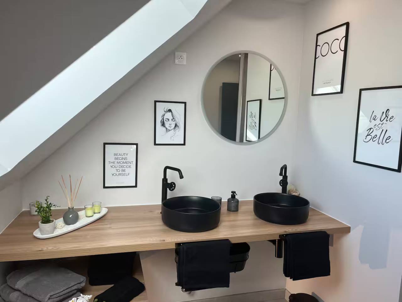 PROPRI&Eacute;T&Eacute; &Eacute;QUESTRE:MAISON+G&Icirc;TE 18 000&euro;/AN+1,7HA+PISCINE