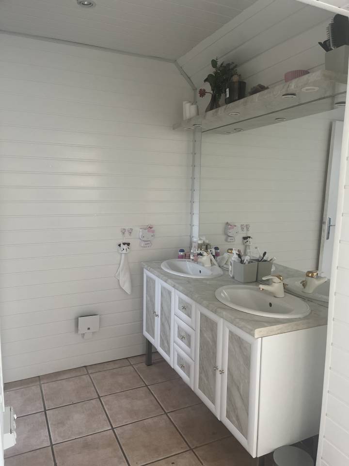 PROPRI&Eacute;T&Eacute; &Eacute;QUESTRE:MAISON+G&Icirc;TE 18 000&euro;/AN+1,7HA+PISCINE