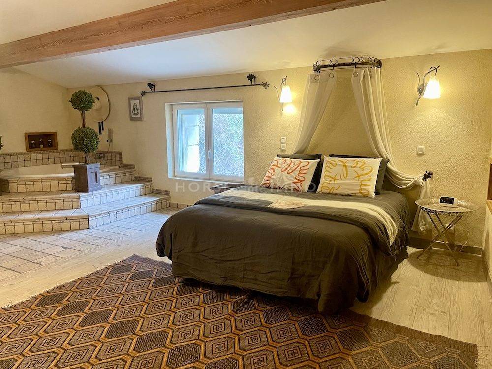 Magnifique bastide dr&ocirc;moise sur 15 hectares