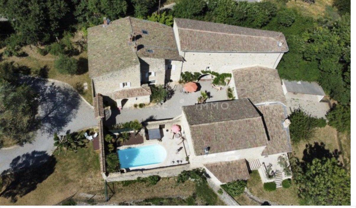 Magnifique bastide dr&ocirc;moise sur 15 hectares