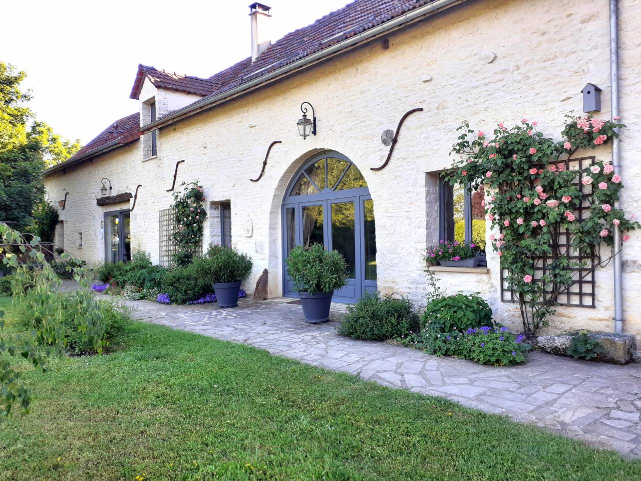 BELLE LONGERE + ECURIE