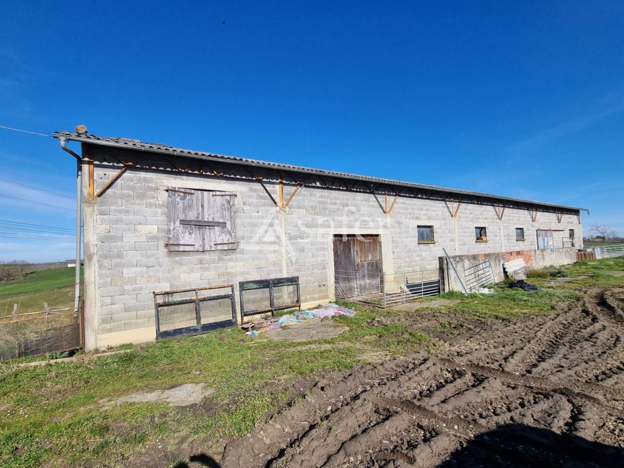 Maison d'habitation avec hangar et bergerie sur 50 hectares de t