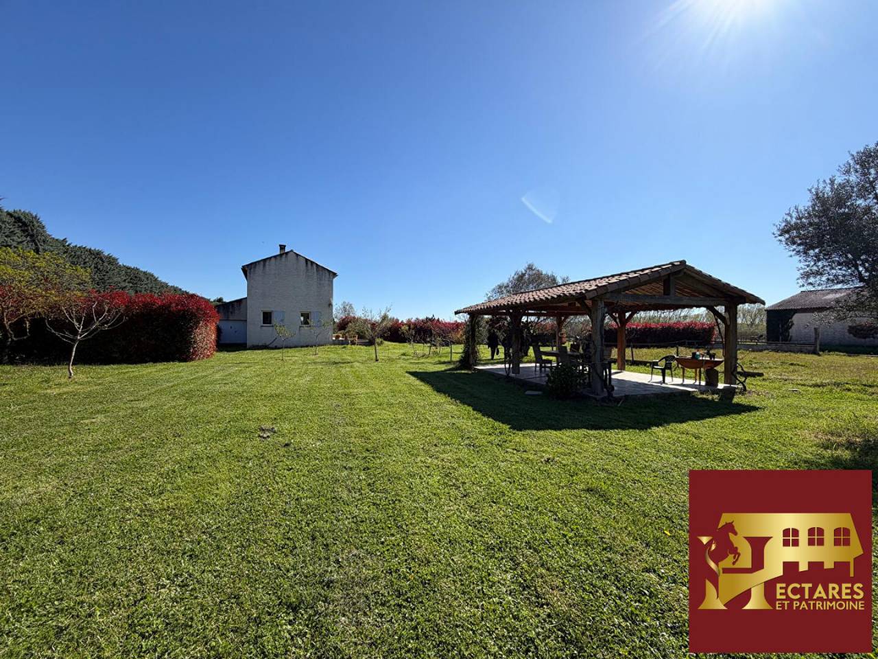 Propri&eacute;t&eacute; equestre - 11 Hectares - Nimes -