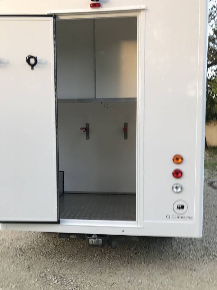 Camion chevaux carrosserie neuve 130 000 kms 2015