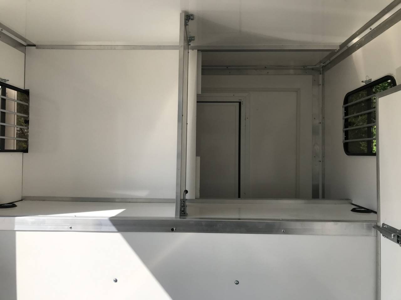 Camion chevaux carrosserie neuve 130 000 kms 2015