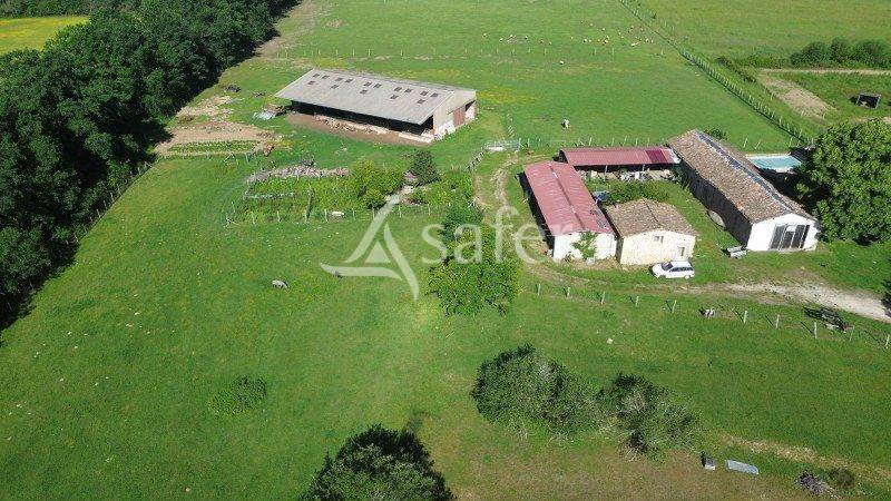 Proche DORDOGNE: propri&eacute;t&eacute; compl&egrave;te de 18 hectares, au calme