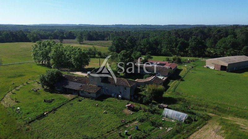 Proche DORDOGNE: propri&eacute;t&eacute; compl&egrave;te de 18 hectares, au calme