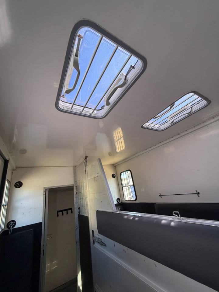 RENAULT MASTER &ndash; 2021 &ndash; 3 PLACES &ndash; STALLE &ndash; 140 000KM