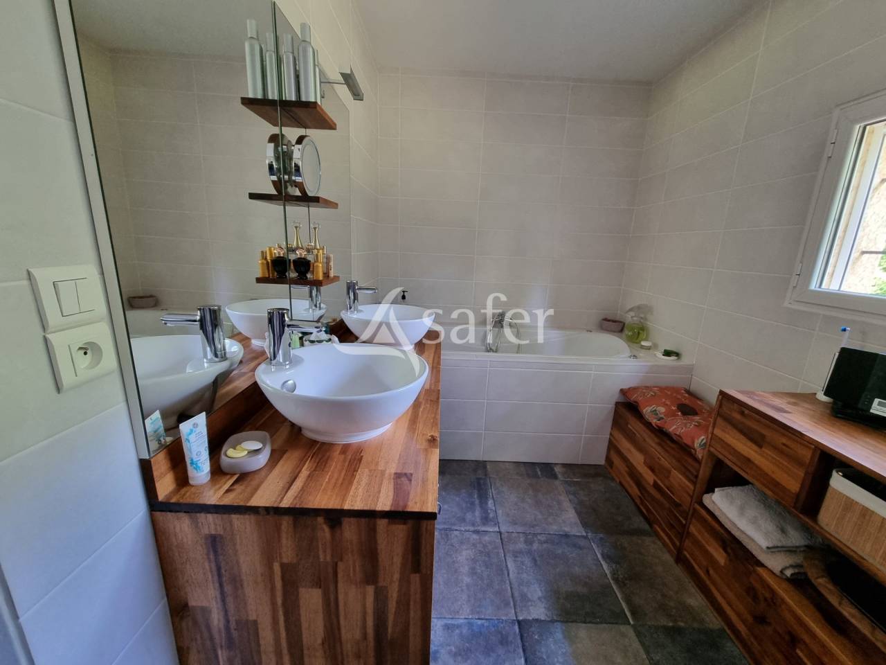 Propri&eacute;t&eacute; sur 17 ha en Vall&eacute;e de la L&egrave;ze