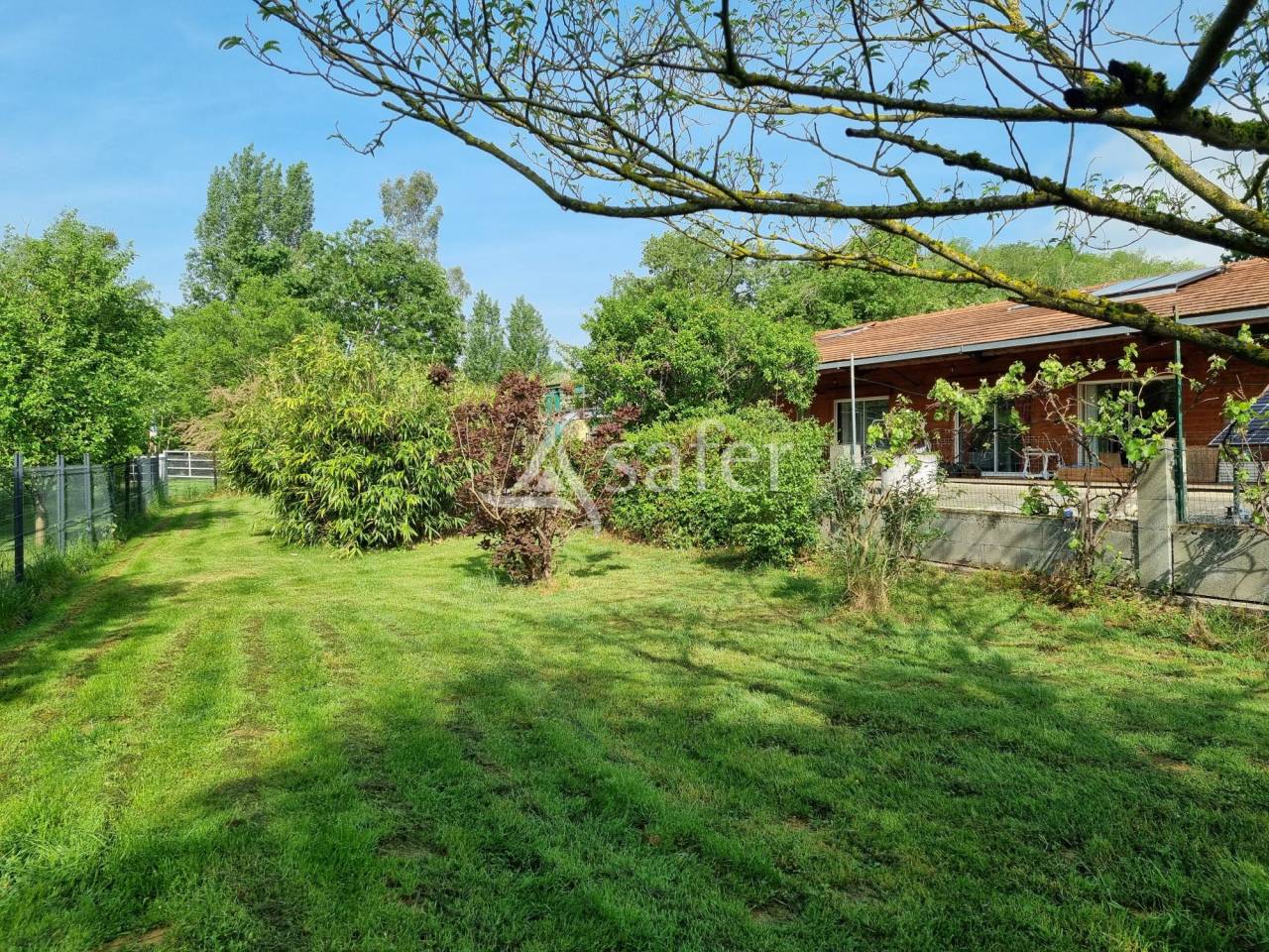 Propri&eacute;t&eacute; sur 17 ha en Vall&eacute;e de la L&egrave;ze