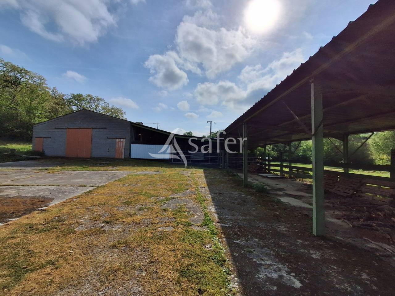 Propri&eacute;t&eacute; sur 17 ha en Vall&eacute;e de la L&egrave;ze