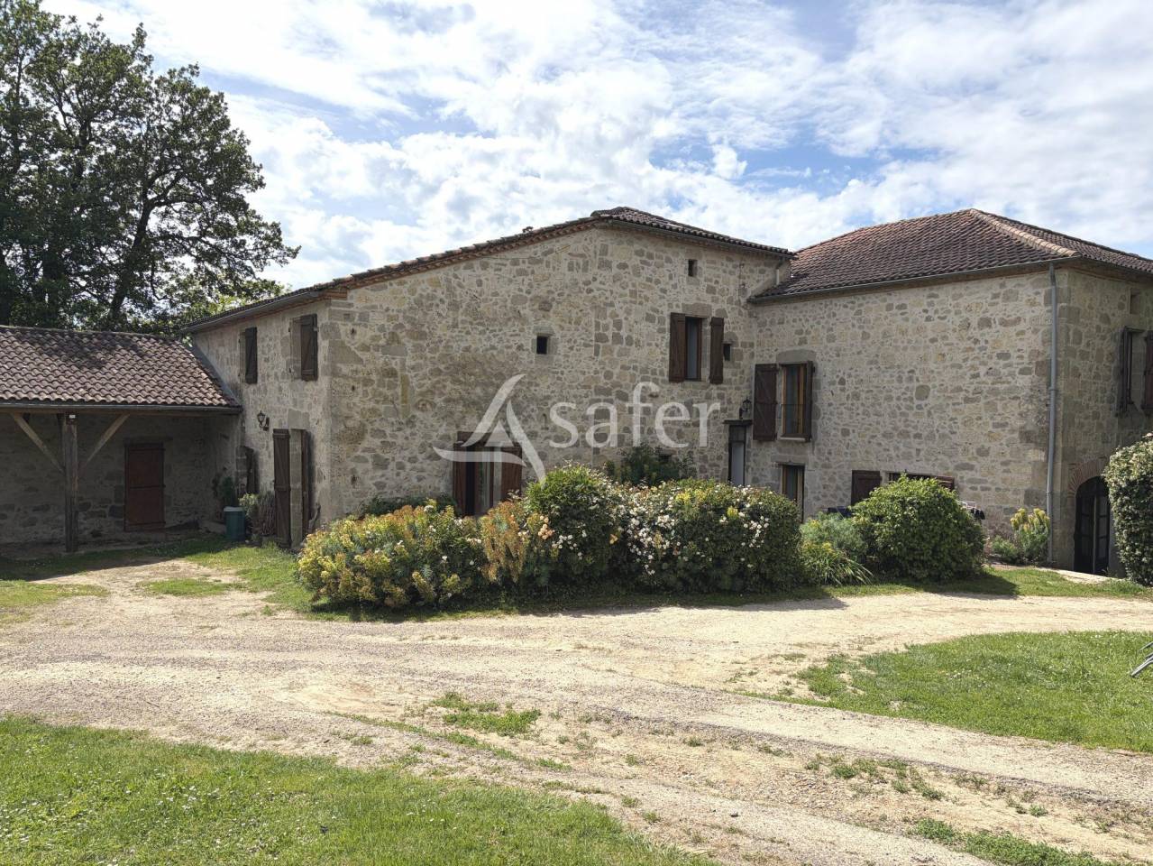 Belle propri&eacute;t&eacute; agricole avec 2 g&icirc;tes sur 8ha60