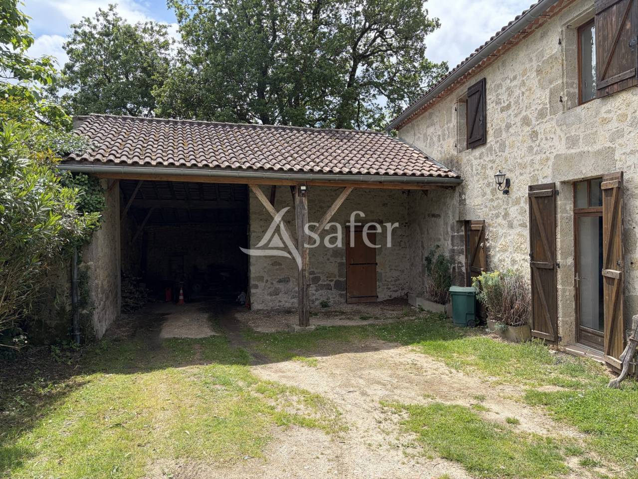Belle propri&eacute;t&eacute; agricole avec 2 g&icirc;tes sur 8ha60