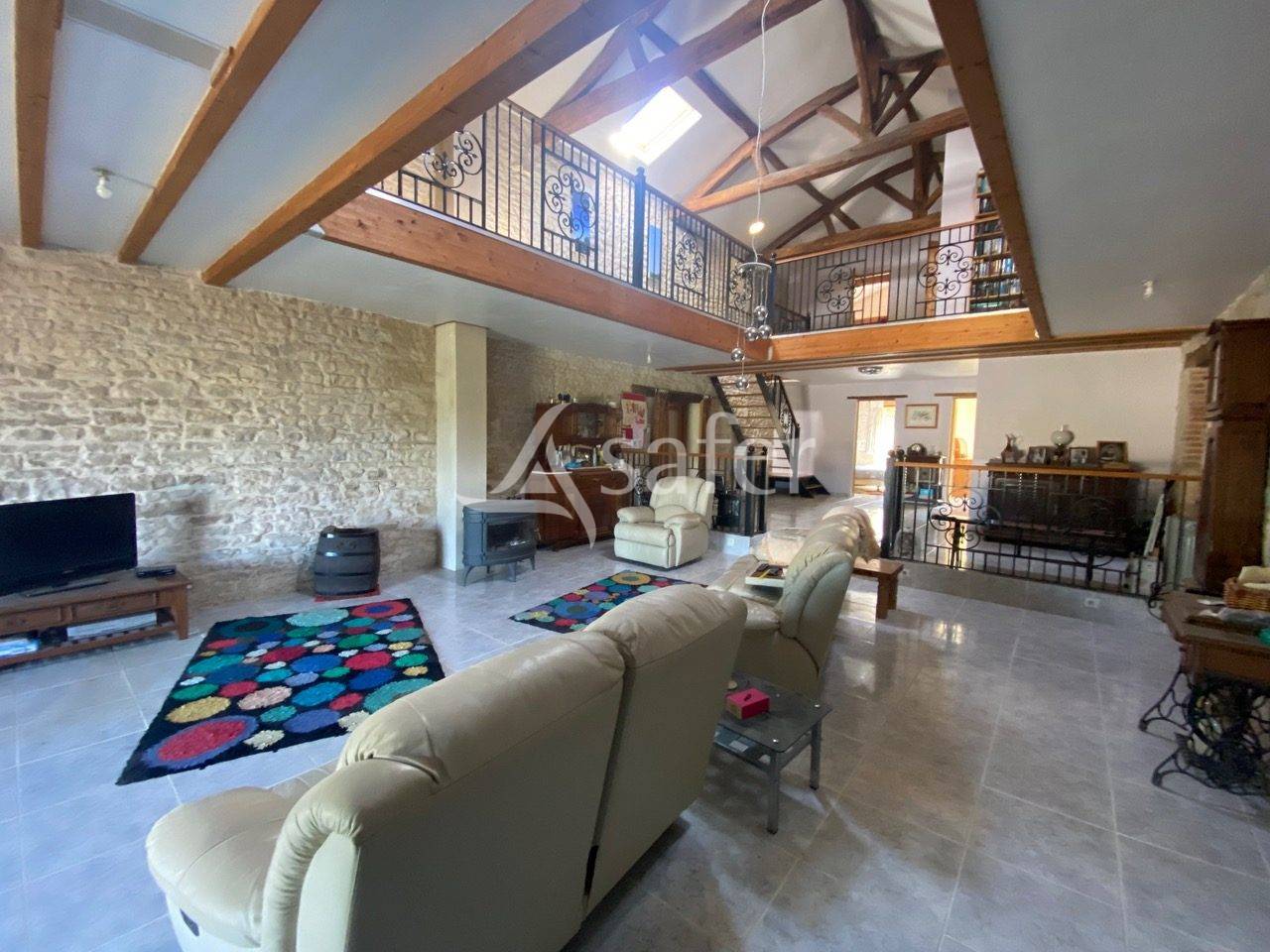 GRANGE VEND&Eacute;ENNE R&Eacute;NOV&Eacute;E SUR 4 HECTARES  365 m&sup2; HABITABLE