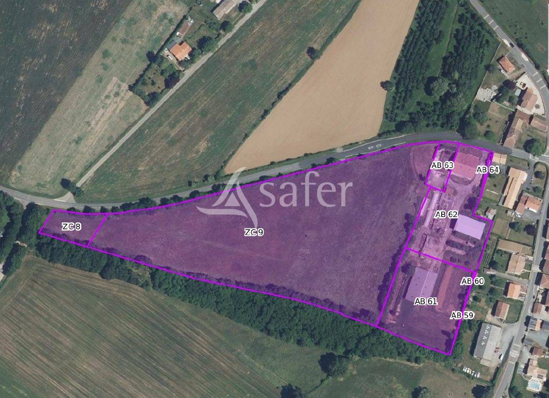 GRANGE VEND&Eacute;ENNE R&Eacute;NOV&Eacute;E SUR 4 HECTARES  365 m&sup2; HABITABLE