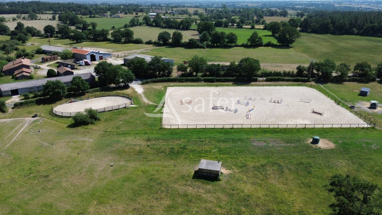 Propri&eacute;t&eacute; &eacute;questre sur environ 32 ha.