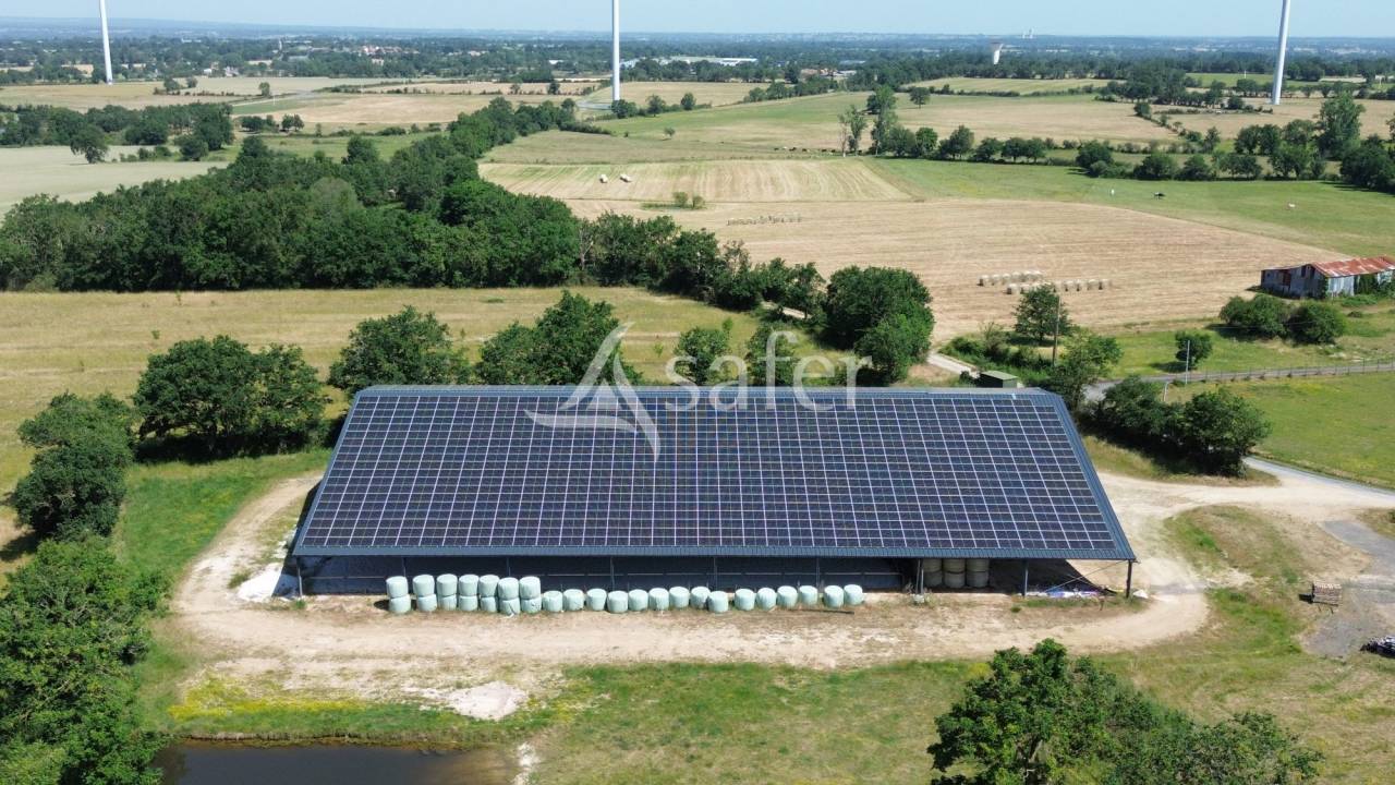 Propri&eacute;t&eacute; &eacute;questre sur environ 32 ha.