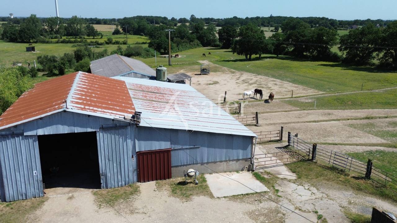 Propri&eacute;t&eacute; &eacute;questre sur environ 32 ha.