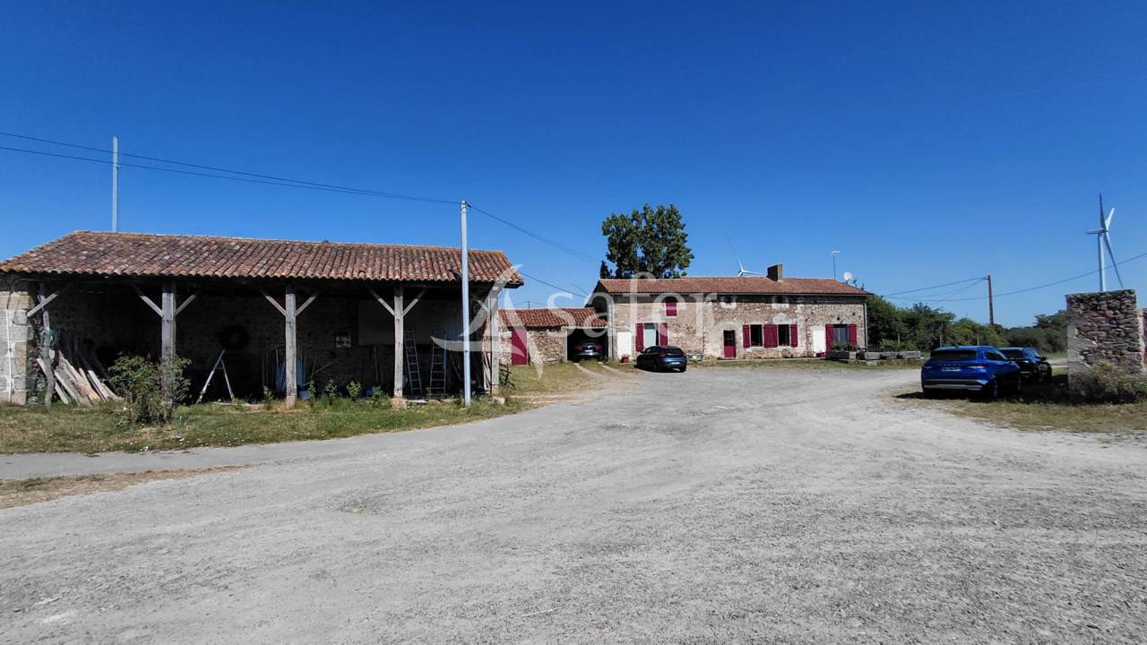 Propri&eacute;t&eacute; &eacute;questre sur environ 32 ha.