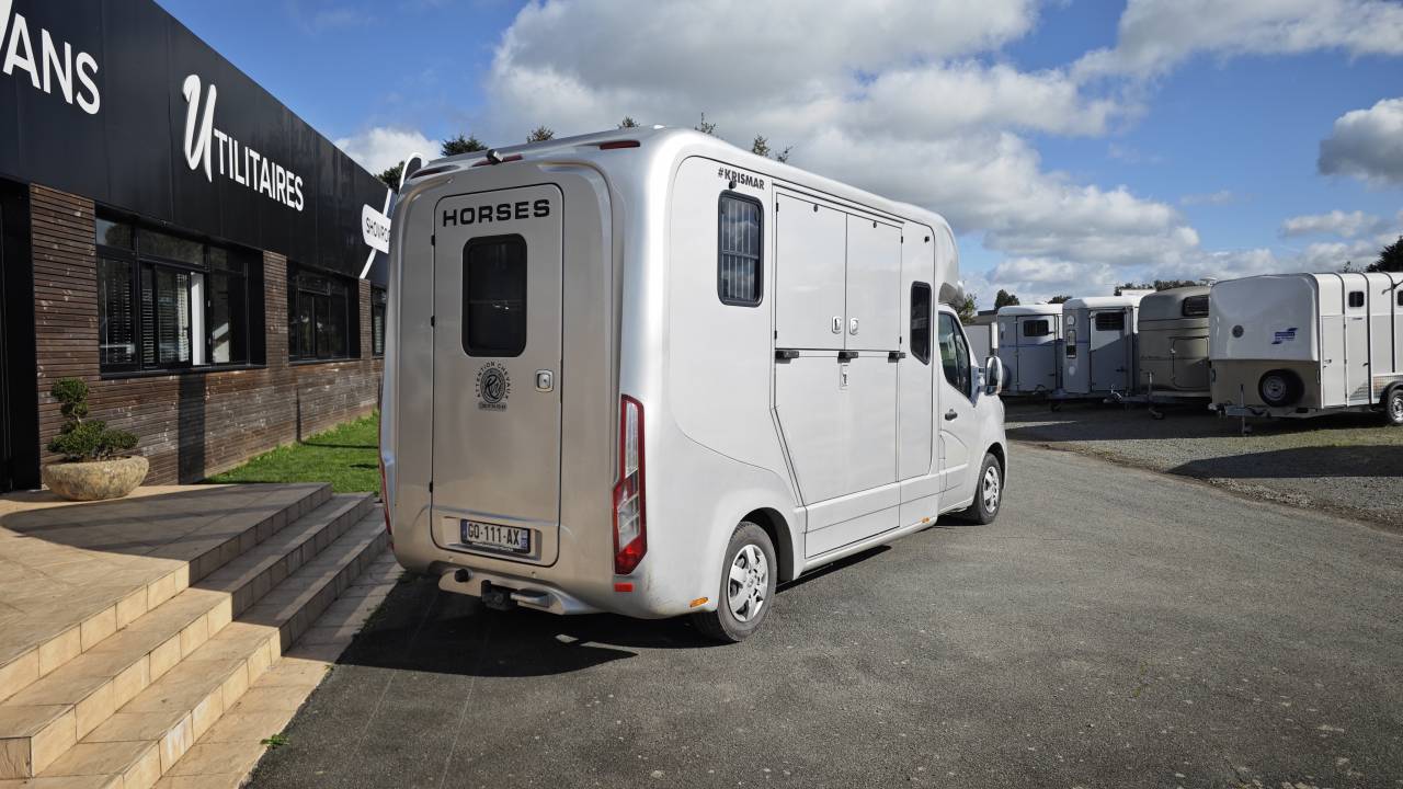 Camion Krismar 2 chevaux 5 places assises Stalles 