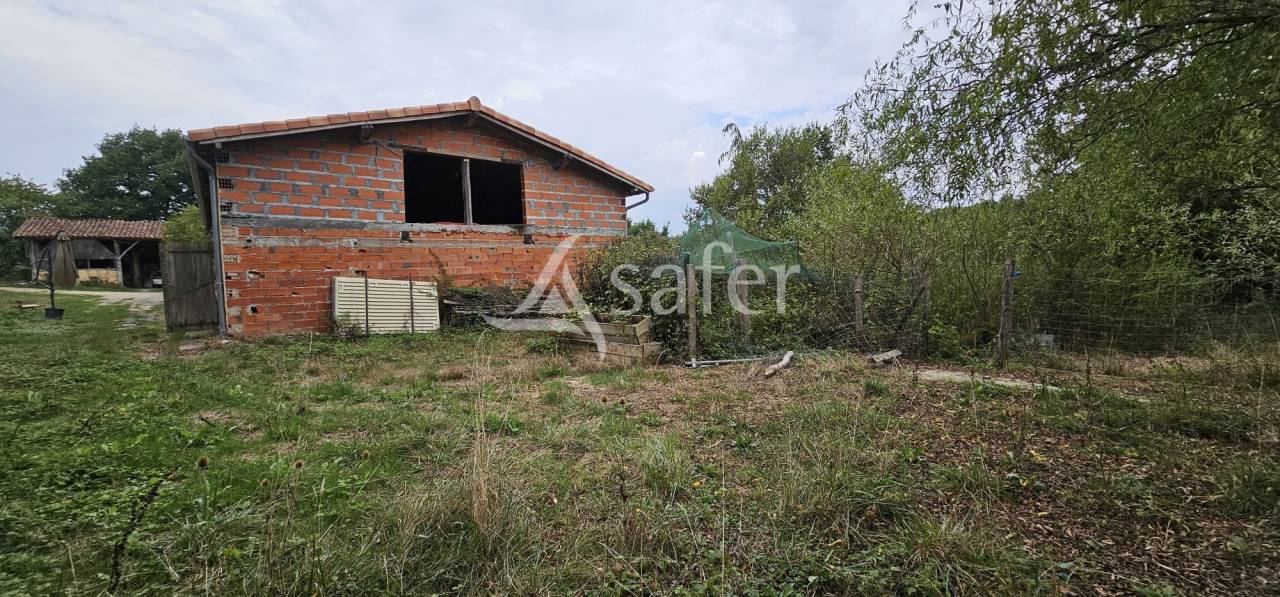 Propri&eacute;t&eacute; sur 20 ha en vall&eacute;e de la L&egrave;ze