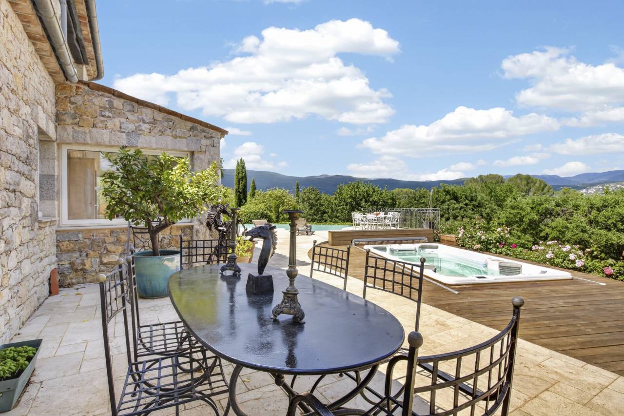Magnifique propri&eacute;t&eacute; en pierre avec vue panoramique et install