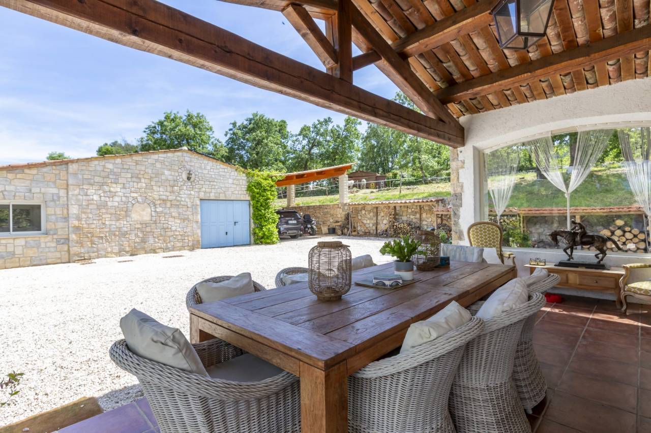 Magnifique propri&eacute;t&eacute; en pierre avec vue panoramique et install