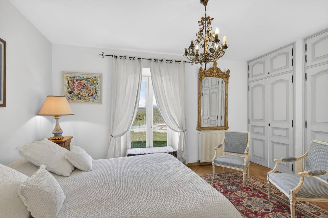Magnifique propri&eacute;t&eacute; en pierre avec vue panoramique et install