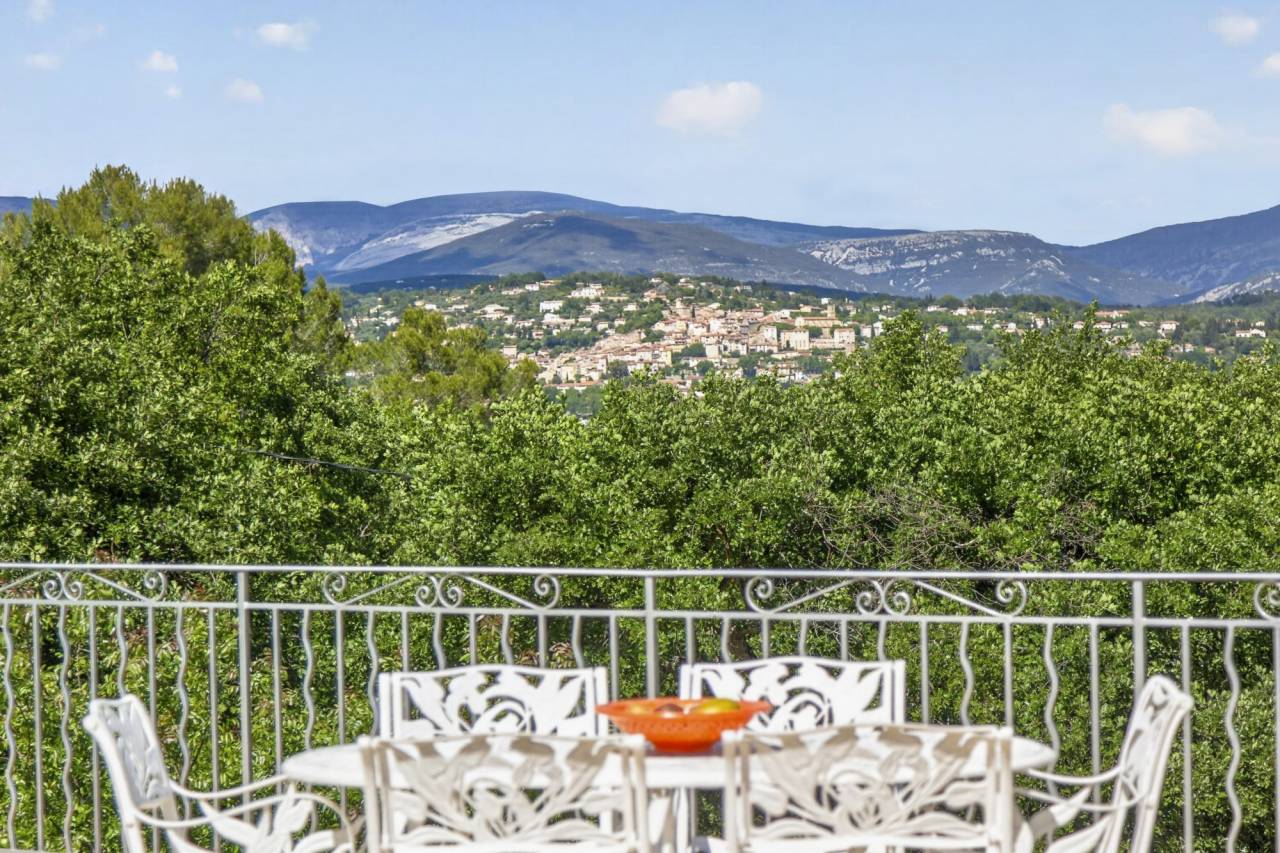 Magnifique propri&eacute;t&eacute; en pierre avec vue panoramique et install