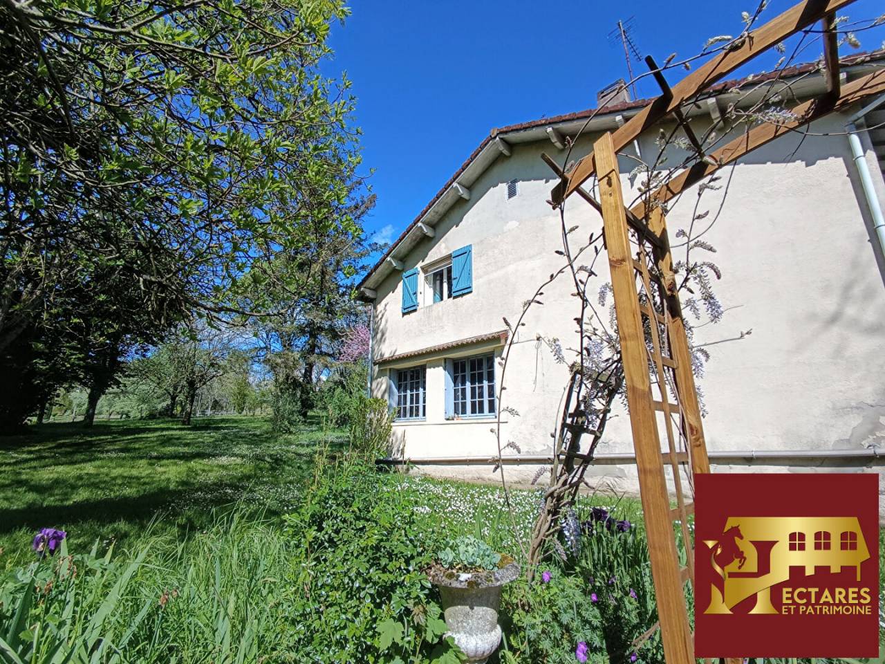 Propri&eacute;t&eacute; &eacute;questre - Maison avec 2 g&icirc;tes - 10 hectares - source