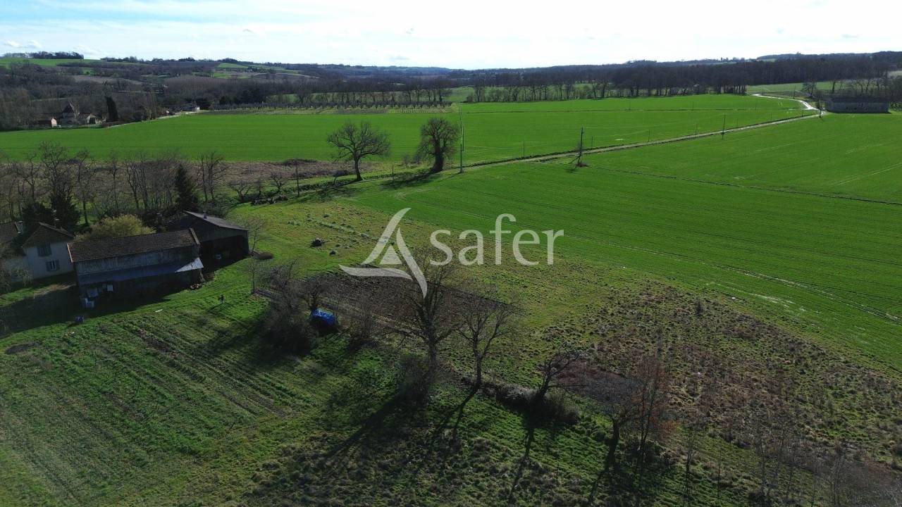 Propri&eacute;t&eacute; agricole avec 2 maisons sur 21ha