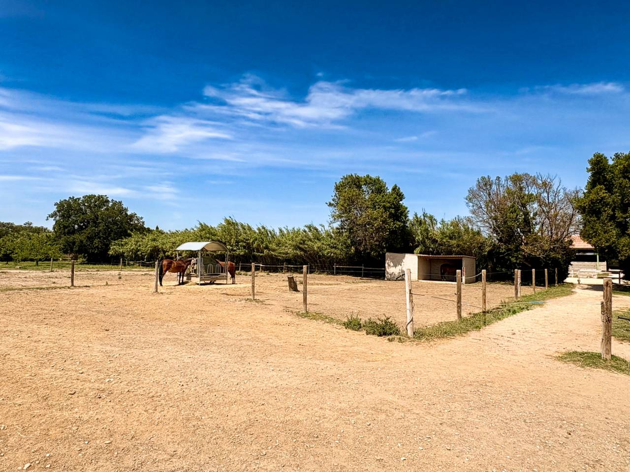 Propri&eacute;t&eacute; de charme avec &eacute;curie priv&eacute;e sur 2,2 hectares